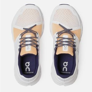On Cloudstratus Running Sneaker
Color: white/almond
Size:9
Gently worn